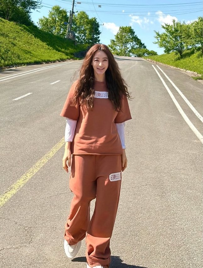 김혜수, 트레이닝복 입고 활짝…비현실적 비율