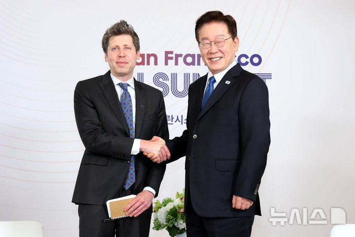 "이번엔 韓 홀대 없다"…오픈AI 첫 'AI 기기', 한국서 먼저 써보나