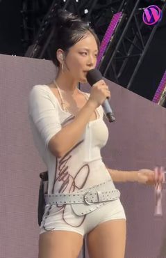 비비, 워터밤 파격 연출 퍼포먼스에 '갑론을박'