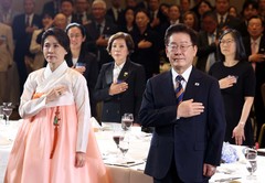 국민의례 하는 이재명 대통령과 김혜경 여사