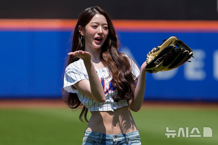 '바비인형 비주얼' 아이브 장원영, MLB 뉴욕 메츠 경기 시구 [뉴시스Pic]
