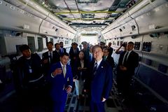 C-390 수송기 시찰하는 이재명 대통령