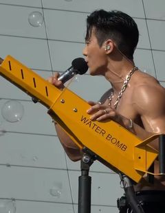 "상의 벗어야 호응?" vs "워터밤이니까"…노출 수위 두고 의견 분분