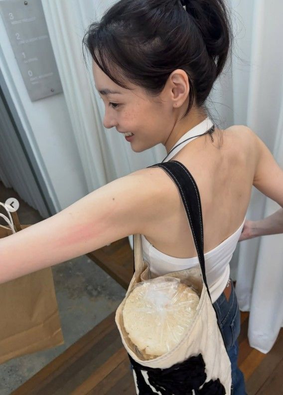 김민하, 화이트 홀터넥 입고 드러낸 등 라인…완벽 슬림 몸매