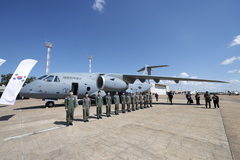 C-390 수송기와 우리 공군 장병들