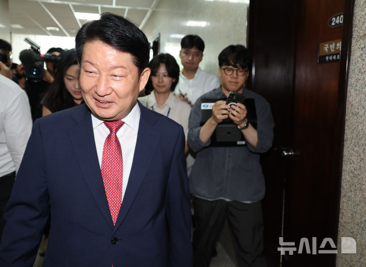 '멱살잡이 논란' 권영진, 정점식 찾아가 사과… "제 잘못" [뉴시스Pic]