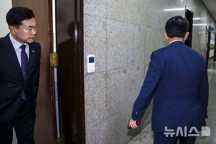 김승수 국민의힘 원내운영수석부대표에게 인사하는 권영진 의원