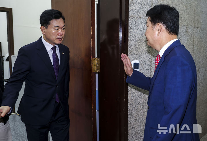 김승수 국민의힘 원내운영수석부대표에게 인사하는 권영진 의원