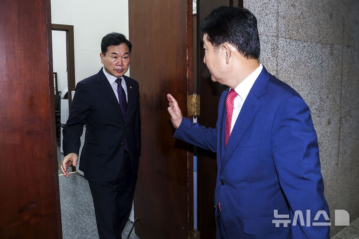 김승수 국민의힘 원내운영수석부대표에게 인사하는 권영진 의원
