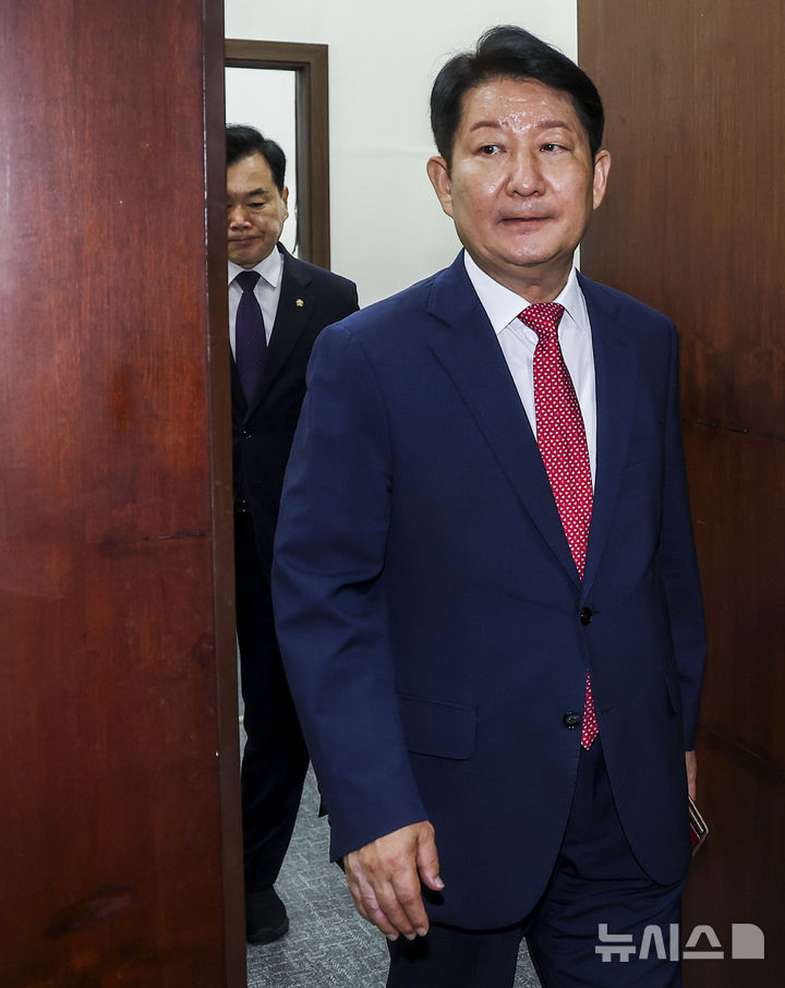 원내운영수석부대표 면담 마친 권영진 의원