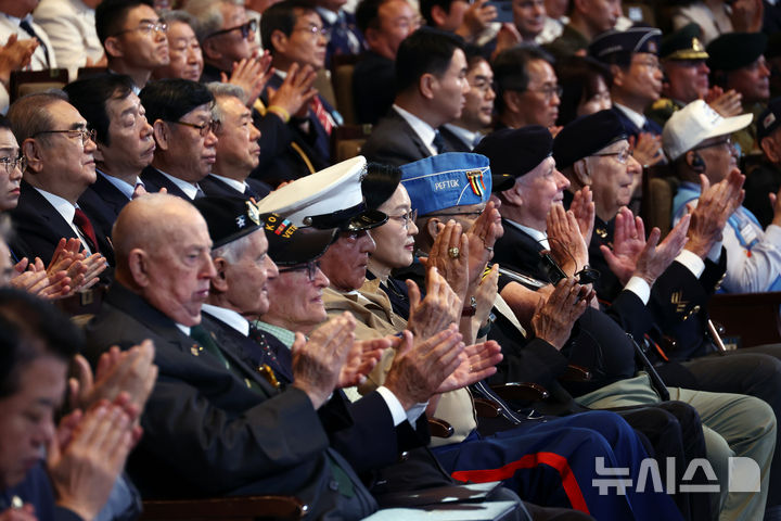박수치는 한성숙 총리