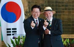 '손가락으로 하트를 그리며'