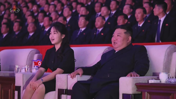 북한 전승절 행사 첫 등장한 김주애… 김정은 옆에서 나란히 [뉴시스Pic]