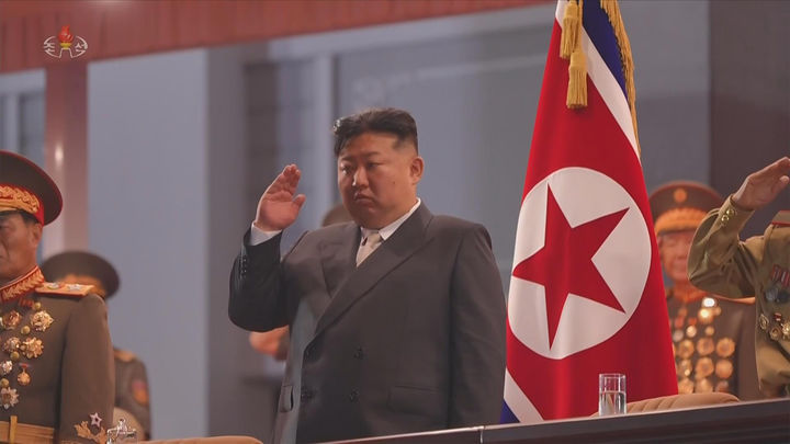 北 김정은, 전승절 행사서 전쟁노병들과 기념사진 
