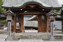 지진으로 무너져 앉은 야쓰시로 신사 지붕