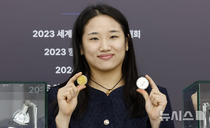 배드민턴 안세영 공식 기념 메달 출시… "영광스러워" [뉴시스Pic]