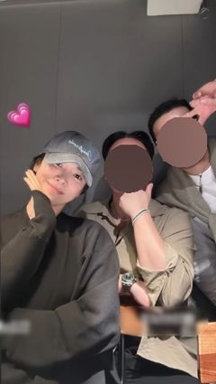 송혜교, 남자 지인들과 다정한 한컷…민낯 미소 눈길