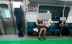 "러브버그인 줄, 보기 민망해"…지하철 스킨십 '민폐 커플'