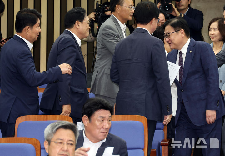 '멱살 항의' 권영진, 의원총회서 사과… "윤리위 결과 기다릴 것" [뉴시스Pic]