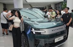 샤오미 전기차와 셀카 찍는 방문객
