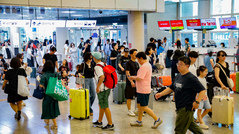 '여름 휴가 절정, 북적이는 제주공항'