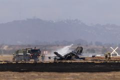 F-35 전투기 추락 현장 화재 진화하는 소방대원들