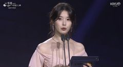 '건강 악화' 아이유, 활동 중단 열흘 만에 공식석상