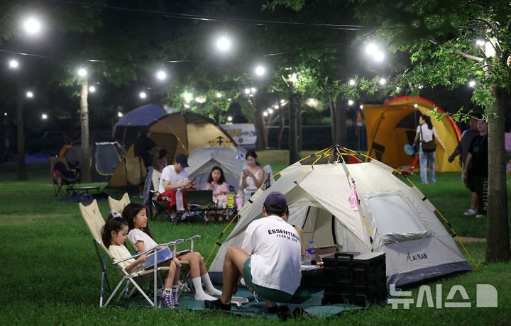 휴가철 맞아 여의도·뚝섬 한강공원에 야영장…'한강 밤핑' 운영 [뉴시스Pic]