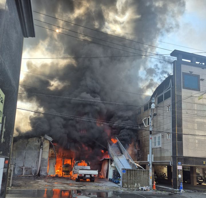 울산 페인트공장 화재 38분 만에 초진…1명 부상