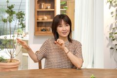 "눈뜨면 이것부터"…배우 신애라의 '실전 웰니스'[인터뷰]