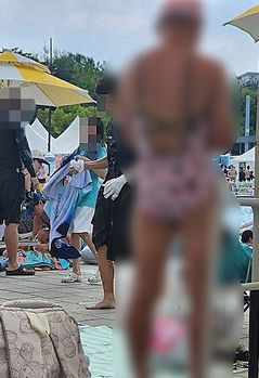 '핑크 원피스 女 수영복' 입은 남성…한강 수영장에 결국 경찰 출동