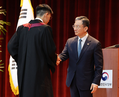 신임검사 임명장 수여하는 정성호 장관