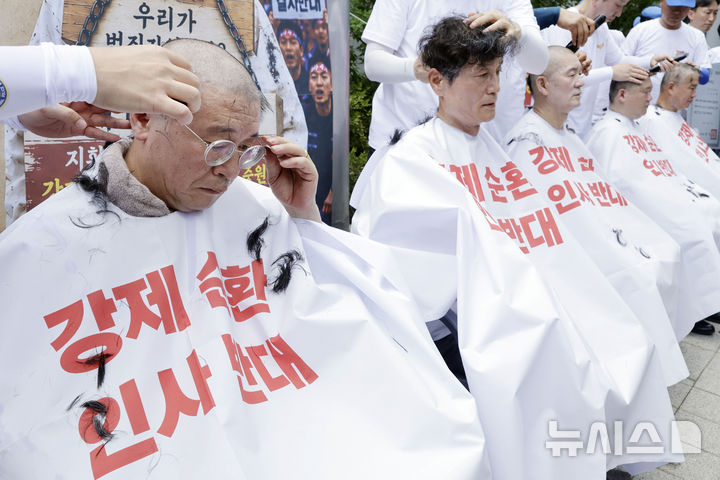 '강제 순환인사 반대' 집단 삭발한 경찰 [뉴시스Pic]