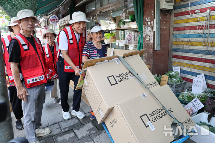 오세훈 서울시장, 폭염 속 폐지수집 어르신 찾아 쿨키트 전달 [뉴시스Pic]