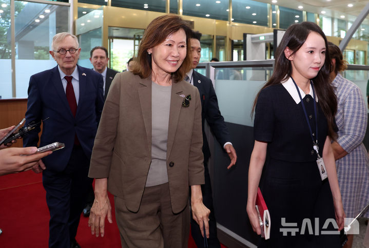 미셸 스틸 주한미대사, 조현 외교장관 예방… 한미 발전 방안 논의 [뉴시스Pic]
