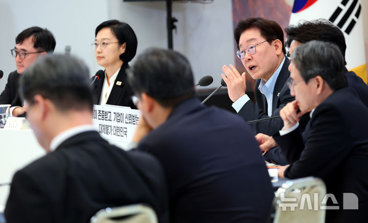 이 대통령, 법무부·행안부 등 업무보고…'사의 표명' 정성호 장관 관련 언급 있을지 주목