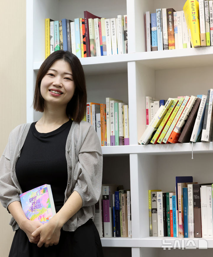 김초엽 "굳건한 믿음도 흔들릴때 인간을 이해하게 되죠" [문화人터뷰]