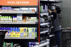 [현장]"다시 문 닫는 건 아니죠?"…홈플러스, 빈 매대 채우며 재출발