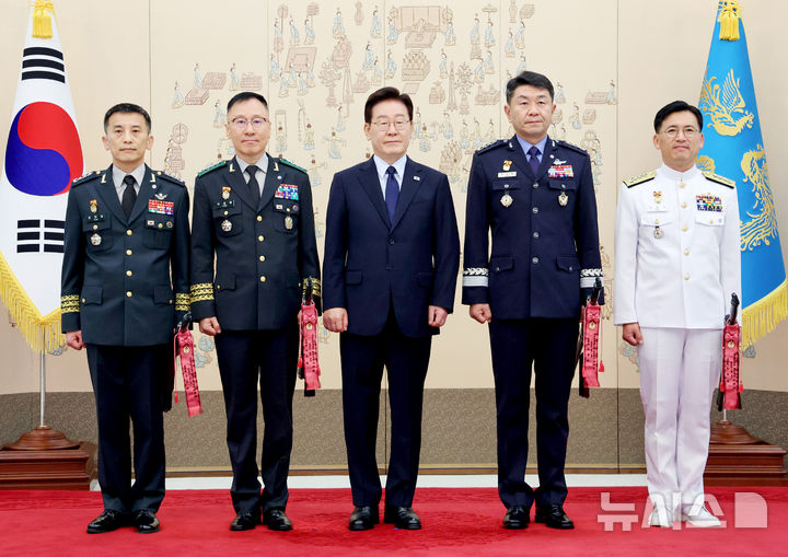 이 대통령, 軍 장성 진급자들에게 삼정검 수치 수여 [뉴시스Pic]