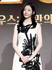 기념촬영 하는 배우 박지현