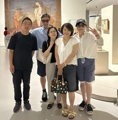 김제동, 방송 뜸하더니…이문세·노사연과 전시회서 포착
