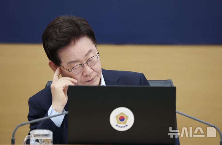 강훈식 사의 표명…李, 순방 뒤 수리 여부 고심