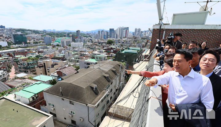 오세훈 서울시장, 용산 서계·청파동 일대 정비사업 현장 점검 [뉴시스Pic]