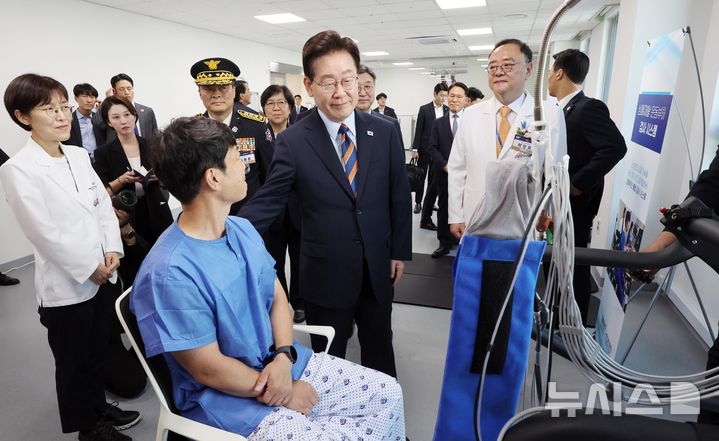 이재명 대통령, ”소방공무원, 생명 구하는 영웅“ [뉴시스Pic]