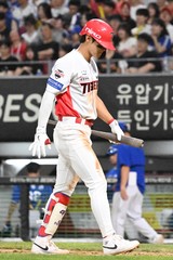 '아쉽다' 더그아웃 향하는 KIA 김도영