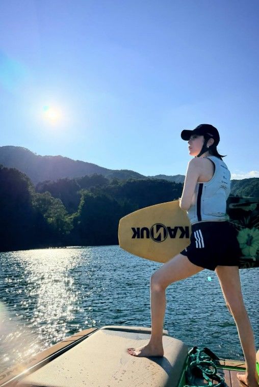 리지, 가평에서 보낸 여름…래시가드 입고 보드 타는 일상