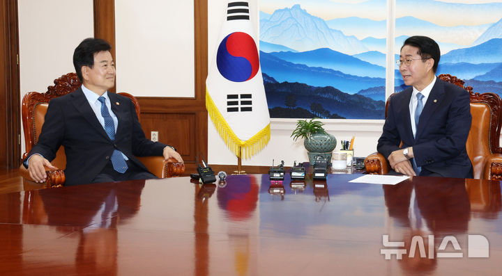 조 의장, 정동영 접견…"한반도 평화공존 정책 일관되게, 창의적 추진해달라"