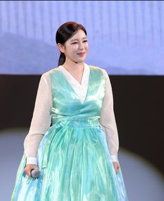 송가인, 옥빛 한복 입고 뽐낸 잘록한 몸매…44㎏ 감량 비결은 '꾸준한 운동'