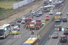 경부고속도로 북천안IC 부근서 3중 추돌…20대 1명 중상