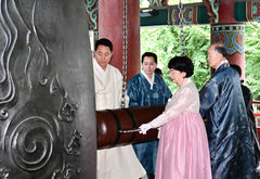 임만균 의장, 독립유공자 후손과 제81주년 광복절 타종